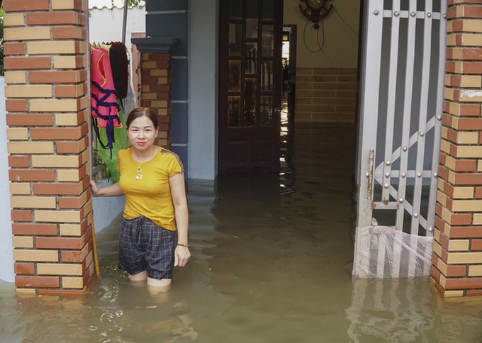 Floods ravaging Hanoi suburban localities - 7