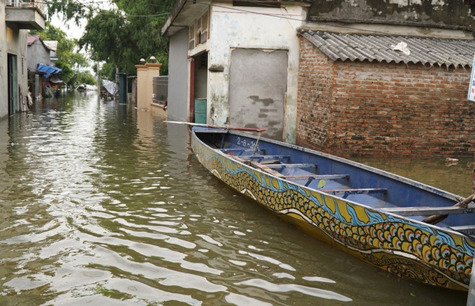 Floods ravaging Hanoi suburban localities - 4