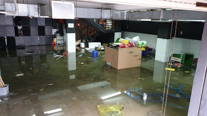 HCM City parking lots submerged after torrential rains - 3 HCM City parking lots submerged after torrential rains - 3