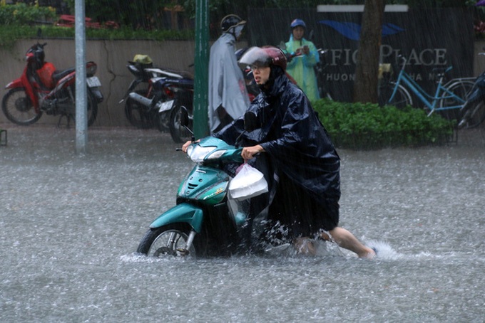 Hanoi streets turned into rivers due to heavy rains - 7 Hanoi streets turned into rivers due to heavy rains - 7