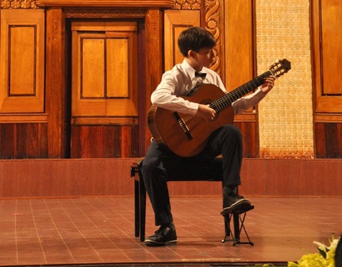 Vietnamese guitar competition apparently reveals lack of talent - 2 Vietnamese guitar competition apparently reveals lack of talent - 2