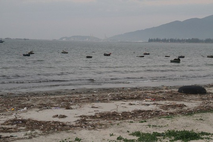 Rubbish swamps Danang beach - 4 Rubbish swamps Danang beach - 4