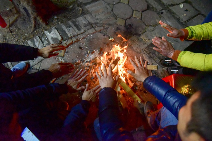 Hanoi night workers struggle with chilly weather - 2