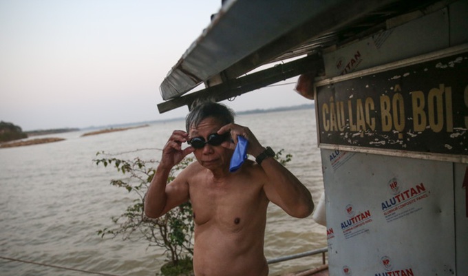 Hanoians take icy dip on winter days - 4 Hanoians take icy dip on winter days - 4