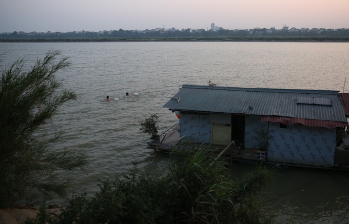 Hanoians take icy dip on winter days - 11 Hanoians take icy dip on winter days - 11