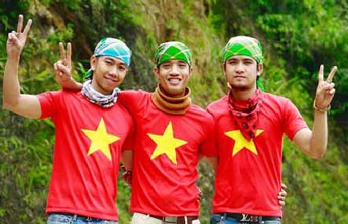 Young people buck tradition to travel during Tet - 3