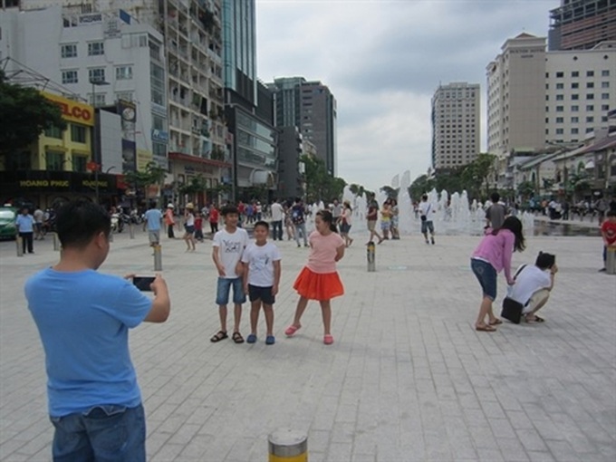 Repair works begin on Nguyễn Huệ Street - 1