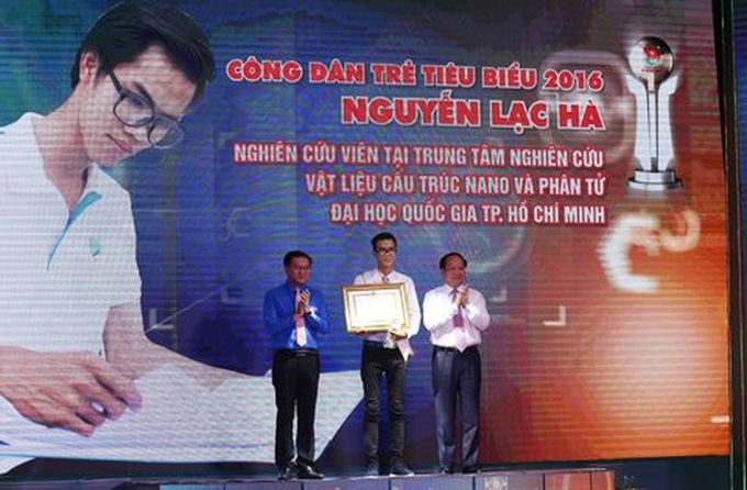 HCM City honours 10 outstanding young citizens of 2016 - 9