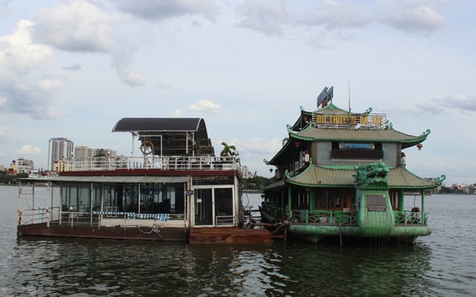 Hanoi floating restaurants left to rust - 1 Hanoi floating restaurants left to rust - 1