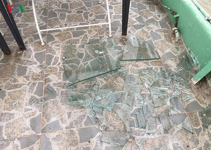 Hanoi floating restaurants left to rust - 2 Hanoi floating restaurants left to rust - 2