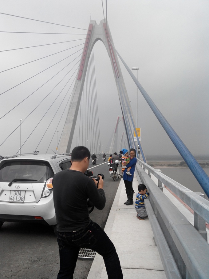 Visitors cause chaos on Nhat Tan Bridge on opening day - 6 Visitors cause chaos on Nhat Tan Bridge on opening day - 6