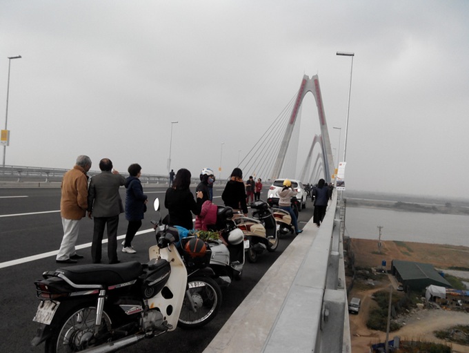 Visitors cause chaos on Nhat Tan Bridge on opening day - 3 Visitors cause chaos on Nhat Tan Bridge on opening day - 3