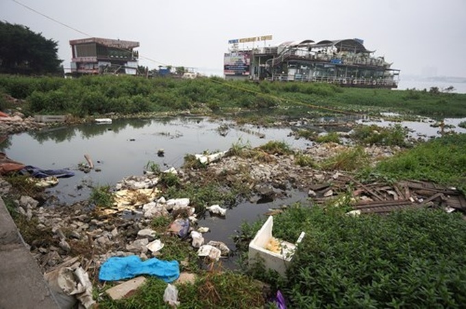 West Lake covered with rubbish after floating restaurants dismantled - 2