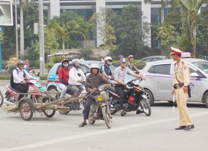 Hanoi police crack down on substandard motorbikes, three-wheelers - 4