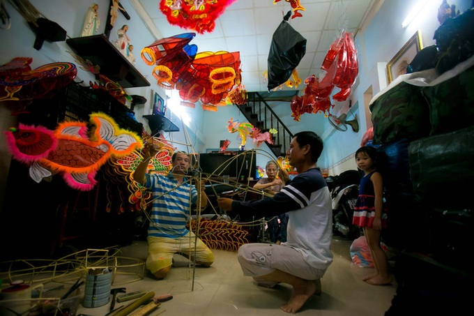 Lantern-making village revives in HCM City - 1