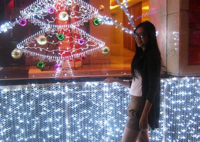 HCM City teens crowd the streets to get a taste of Christmas - 7