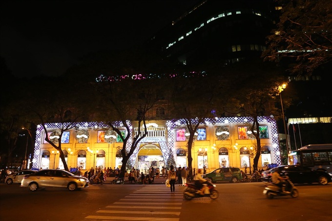 HCM City brightens up for Christmas - 3