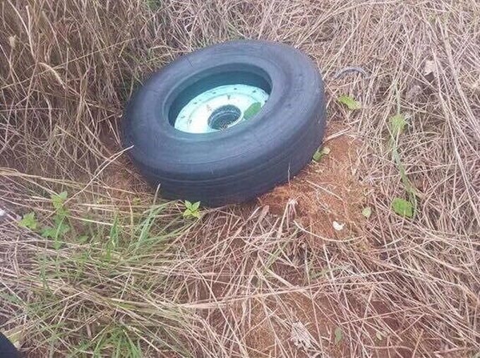 Nose wheel of Vietjet plane with landing problem found - 1
