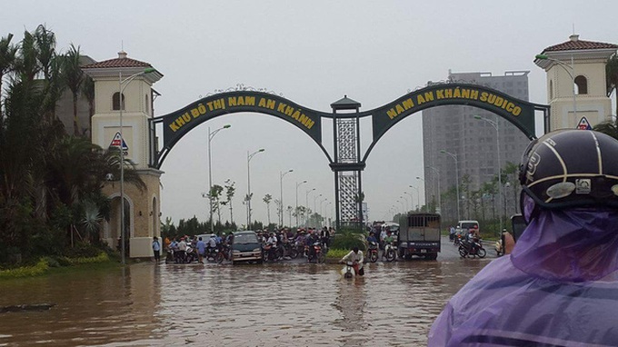 Hanoi streets seriously flooded after heavy rain - 2