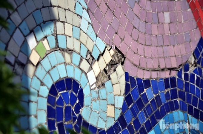 Hanoi record-breaking mosaic seriously deteriorating - 4 Hanoi record-breaking mosaic seriously deteriorating - 4