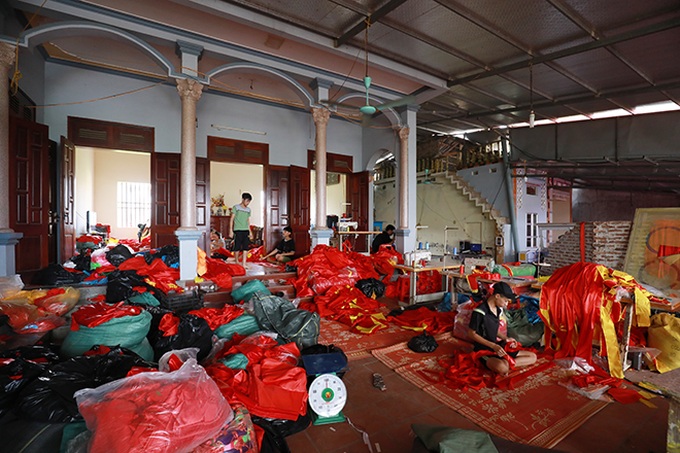 Hanoi flag-makers contract football fever - 1