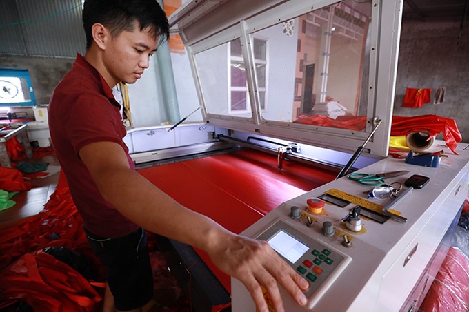 Hanoi flag-makers contract football fever - 4