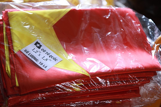 Hanoi flag-makers contract football fever - 2