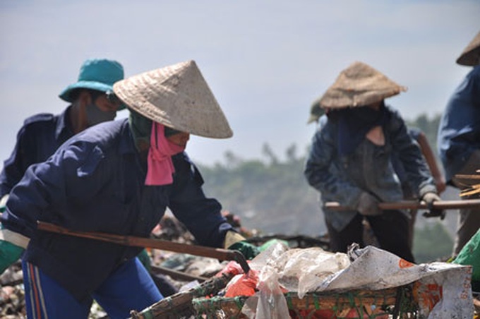 Danang dumping ground provides a living for the poor - 4 Danang dumping ground provides a living for the poor - 4