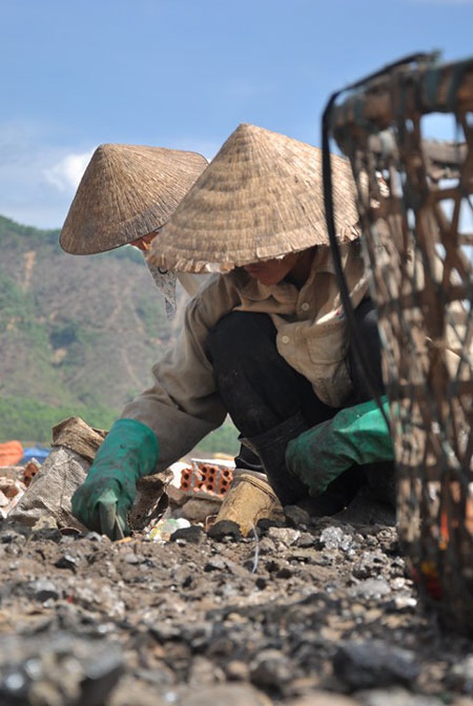 Danang dumping ground provides a living for the poor - 3 Danang dumping ground provides a living for the poor - 3