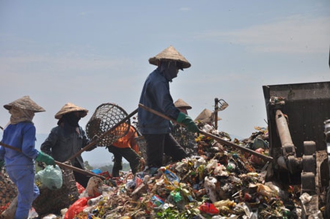 Danang dumping ground provides a living for the poor - 5 Danang dumping ground provides a living for the poor - 5
