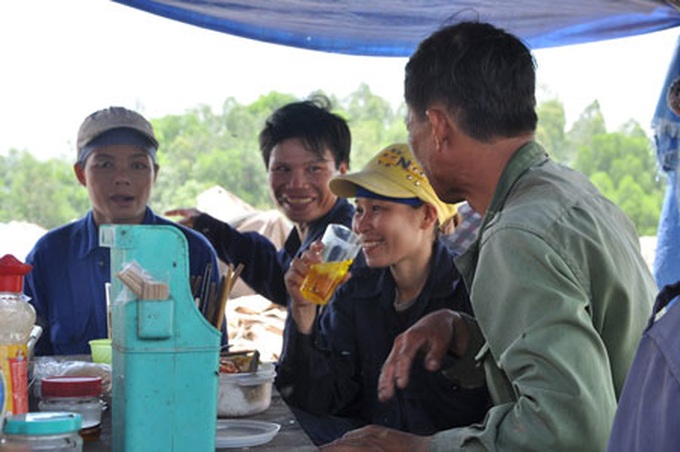 Danang dumping ground provides a living for the poor - 11 Danang dumping ground provides a living for the poor - 11