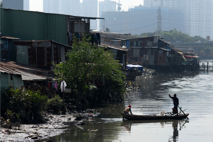 Saigon river slum life - 2