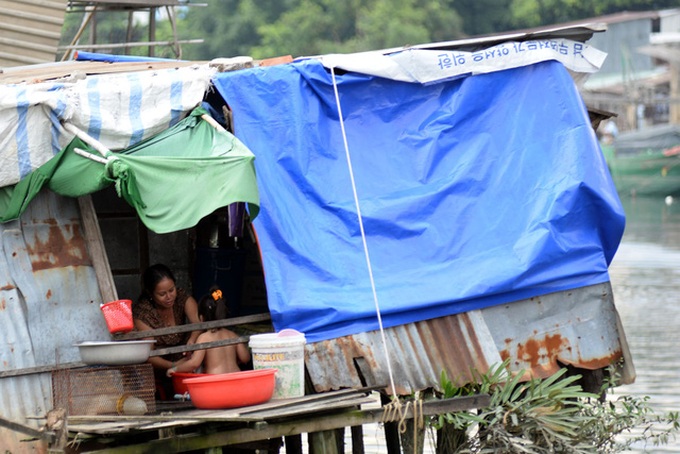 Saigon river slum life - 3