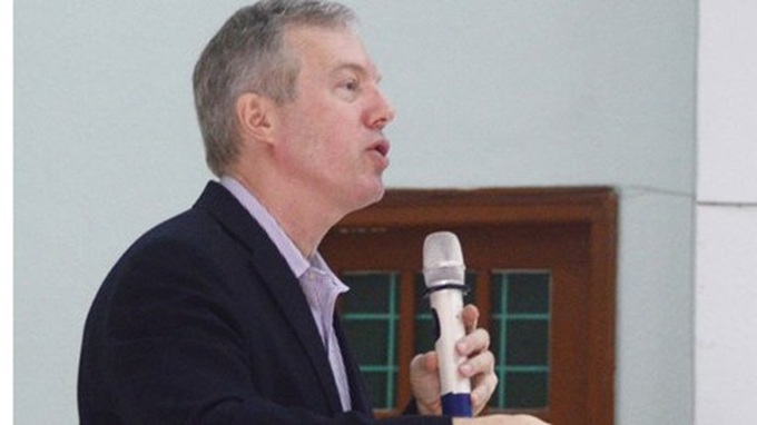 US ambassador advises students to study English - 1