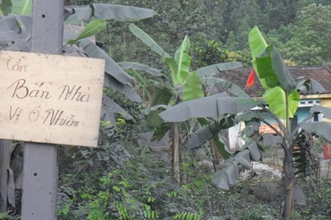 Yen Bai residents engulfed by waste dump stench - 1
