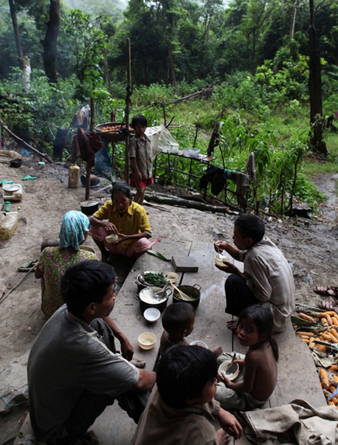 Ethnic minorities abandon modern life - 2