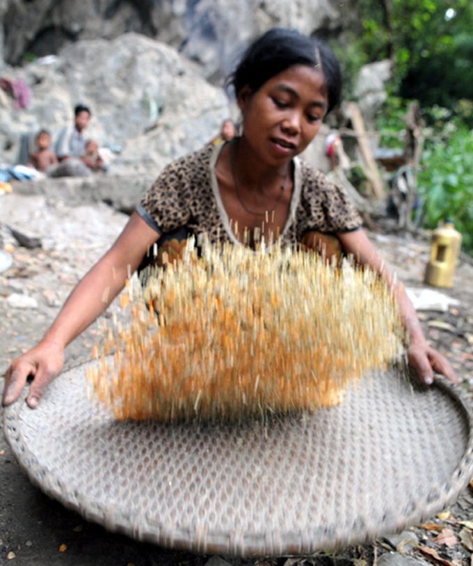 Ethnic minorities abandon modern life - 5