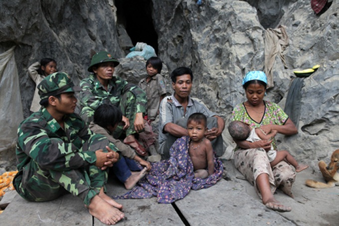 Ethnic minorities abandon modern life - 7