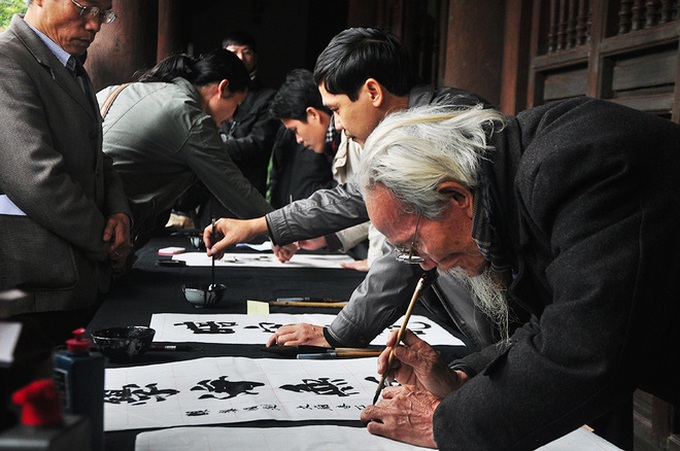 Fierce contest among calligraphers for Tet honours - 1
