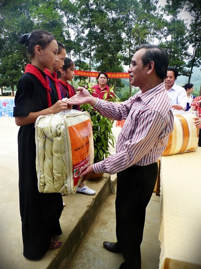 Charity programme brings warmth to ethnic minority students - 3