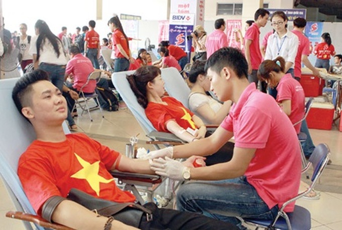 Donors give blood on Red Sunday - 1