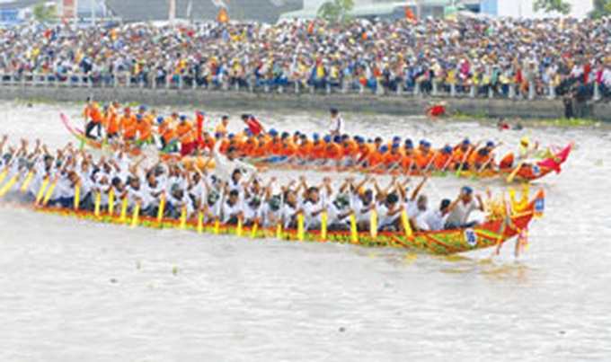 Thousands flock to festival boat race - 1 Thousands flock to festival boat race - 1