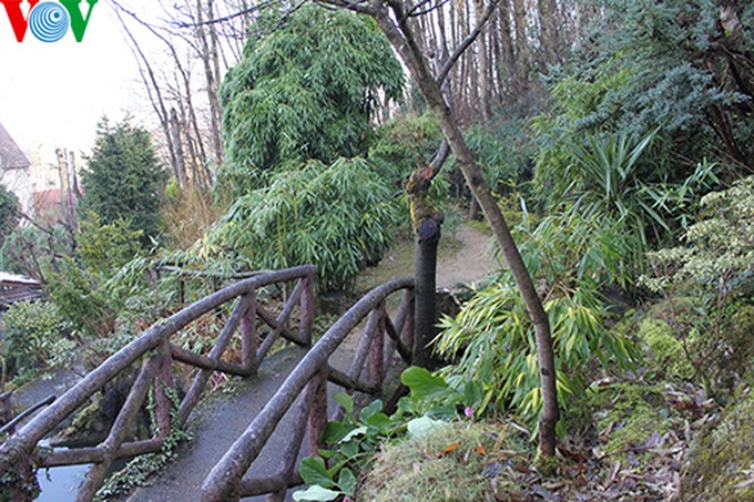 Vietnamese pray for good luck in France - 2
