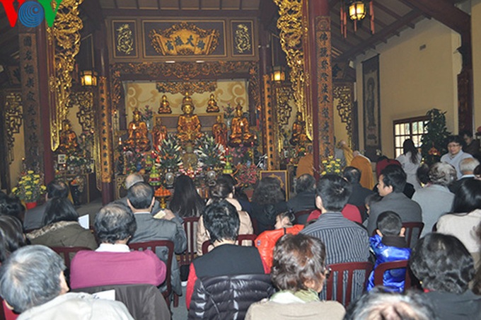 Vietnamese pray for good luck in France - 3