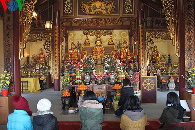 Vietnamese pray for good luck in France - 4