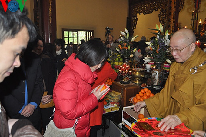 Vietnamese pray for good luck in France - 5
