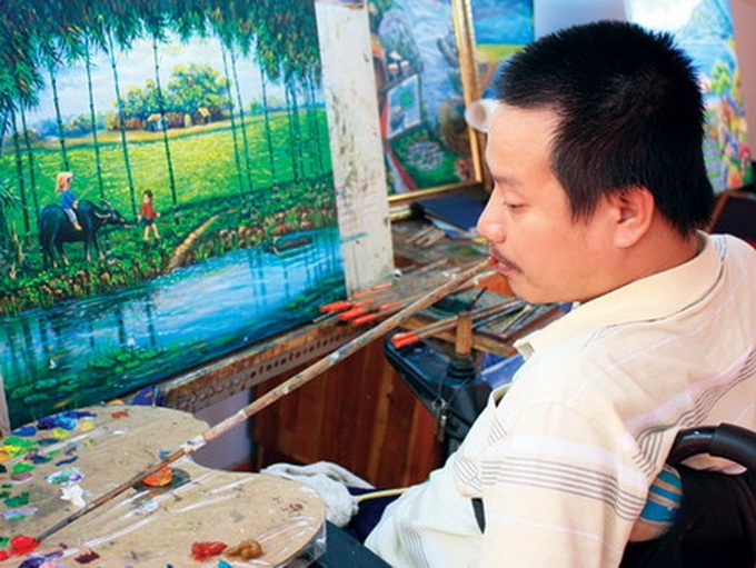 Painting potential: disabled Vietnamese artist inspires his peers - 1