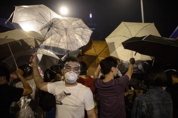 Hong Kong police in violent clashes with protesters - 1