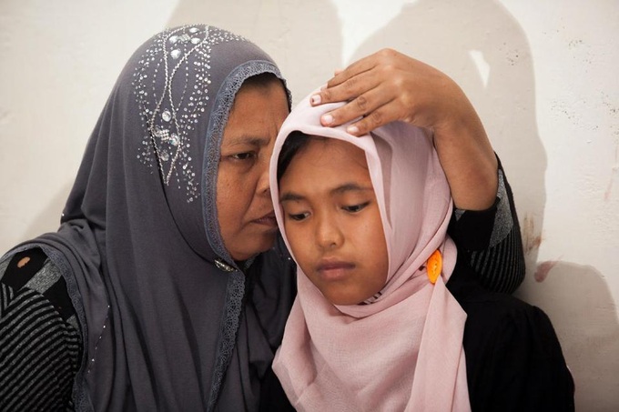 Indonesians hope to find son lost in tsunami after reunion with daughter - 1 Indonesians hope to find son lost in tsunami after reunion with daughter - 1
