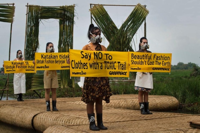 Models in gas masks highlight Indonesian environmental devastation - 1